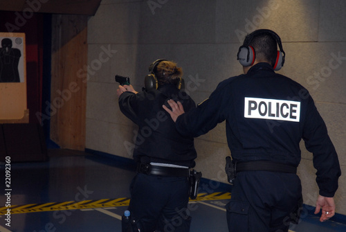 policier entrainement tir policeman action
