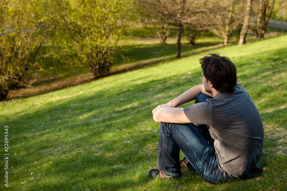 sitzender Mann beim Entspannen im Park sitzender Mann beim Entspannen im Park