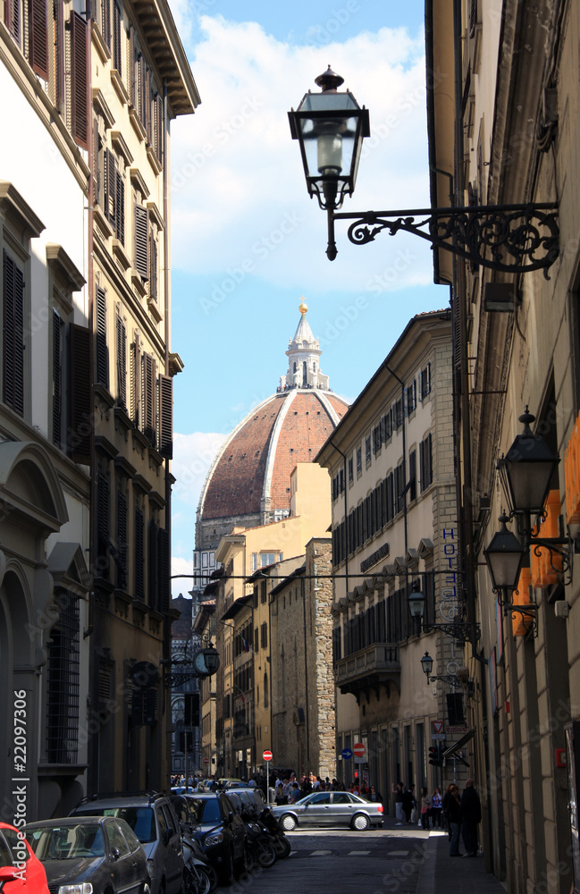 Calle de Florencia con la cupula de la catedral al fondo