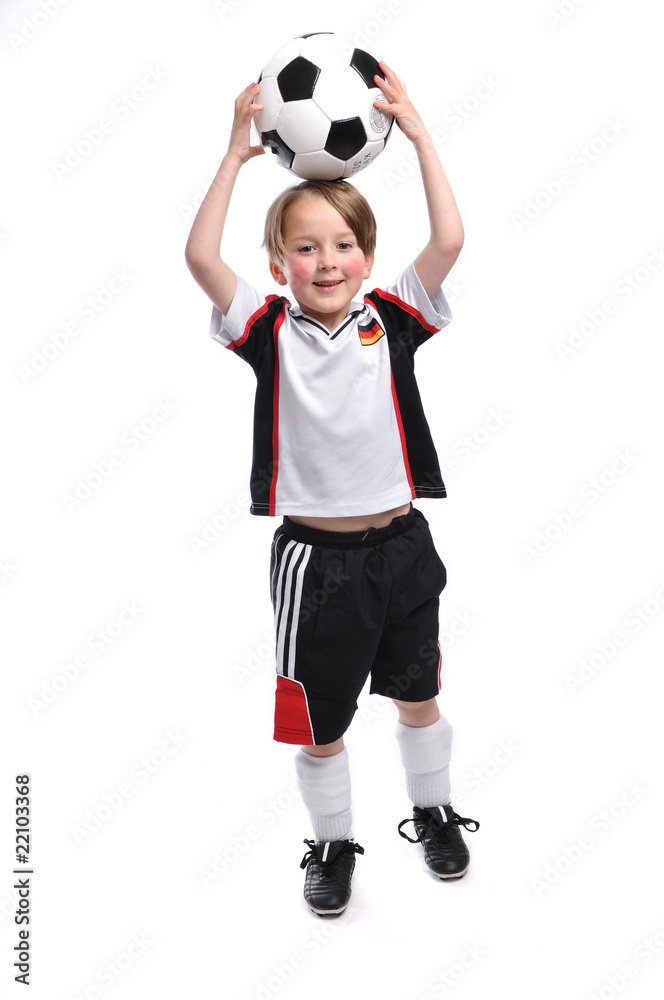 Junge hält den Fußball über seinen Kopf