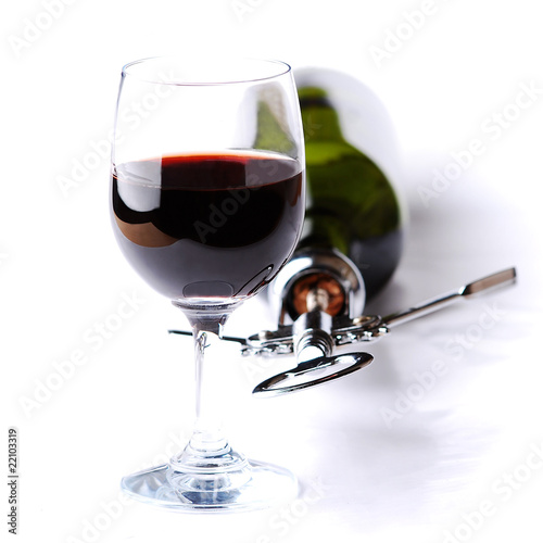 Butelka wina z korkociągiem i kieliszek