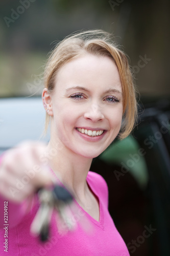 frau mit schlüssel vor dem auto