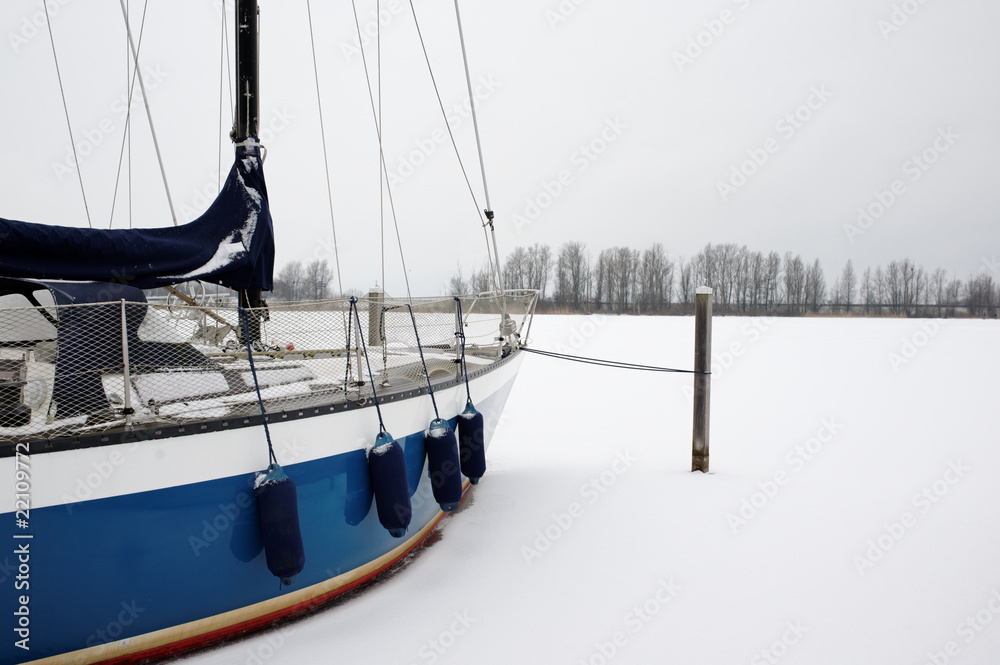 Obraz premium Boat Moored in Ice