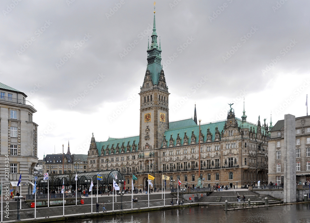 Dunkle Wolken über dem Rathaus in Hamburg