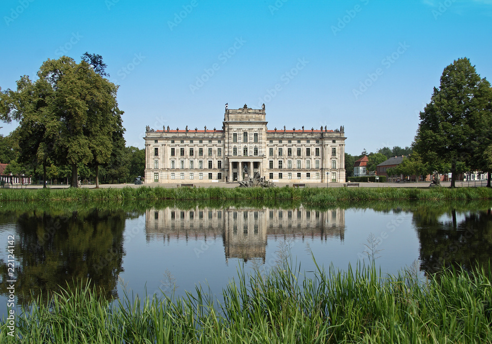 Fototapeta premium Barockschloss Ludwigslust in Mecklenburg-Vorpommern