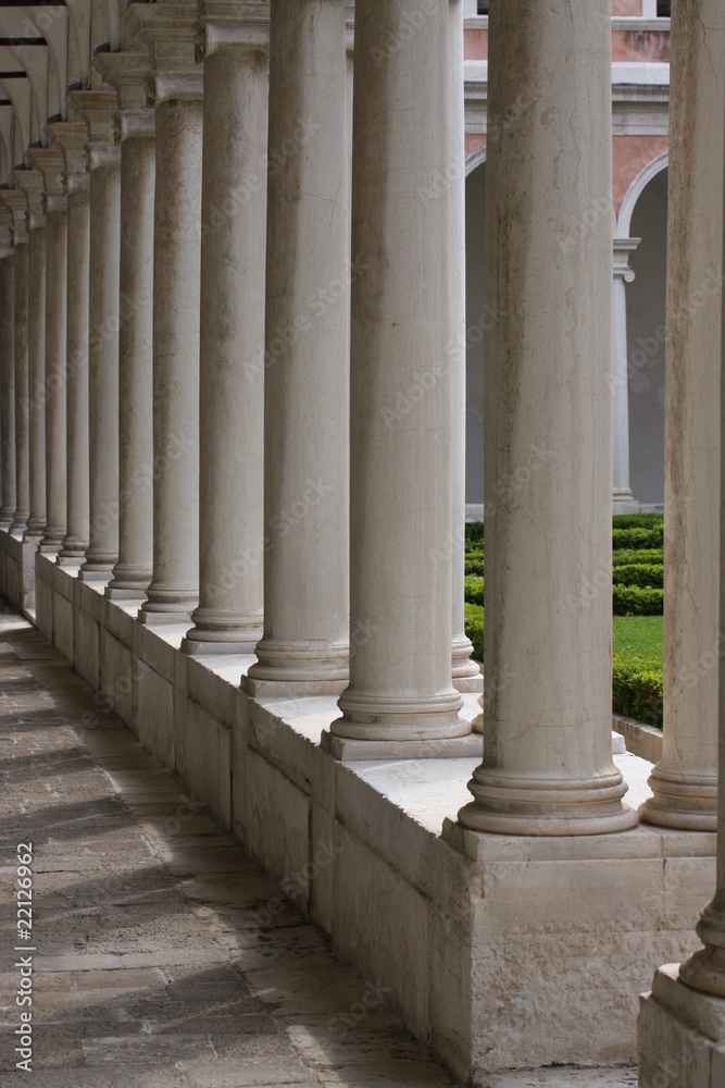 säulen im klostergarten