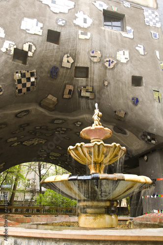 fontanna przy domu Hundertwasser'a photo