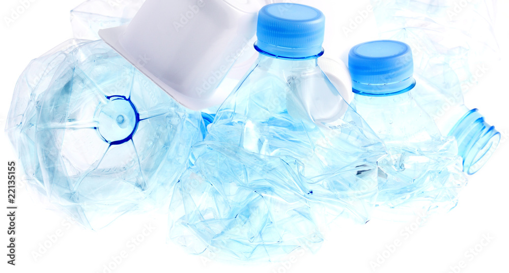 bouteilles plastiques compactées, fond blanc