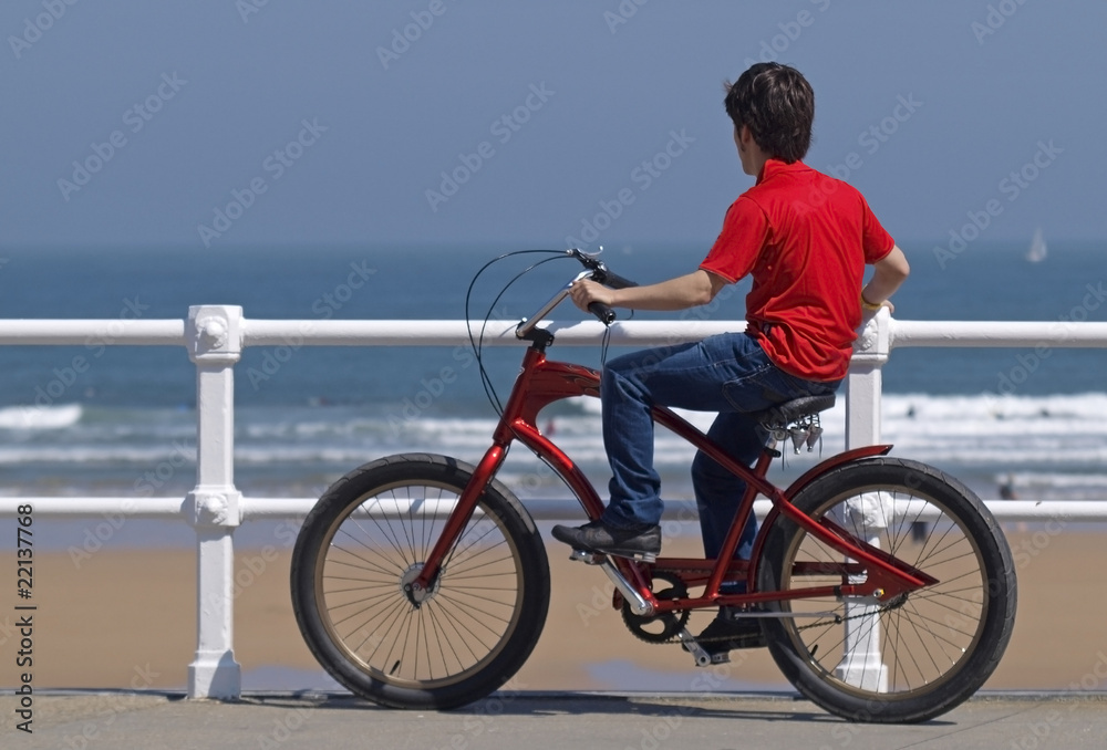 Fototapeta premium Joven en bicicleta frente al mar