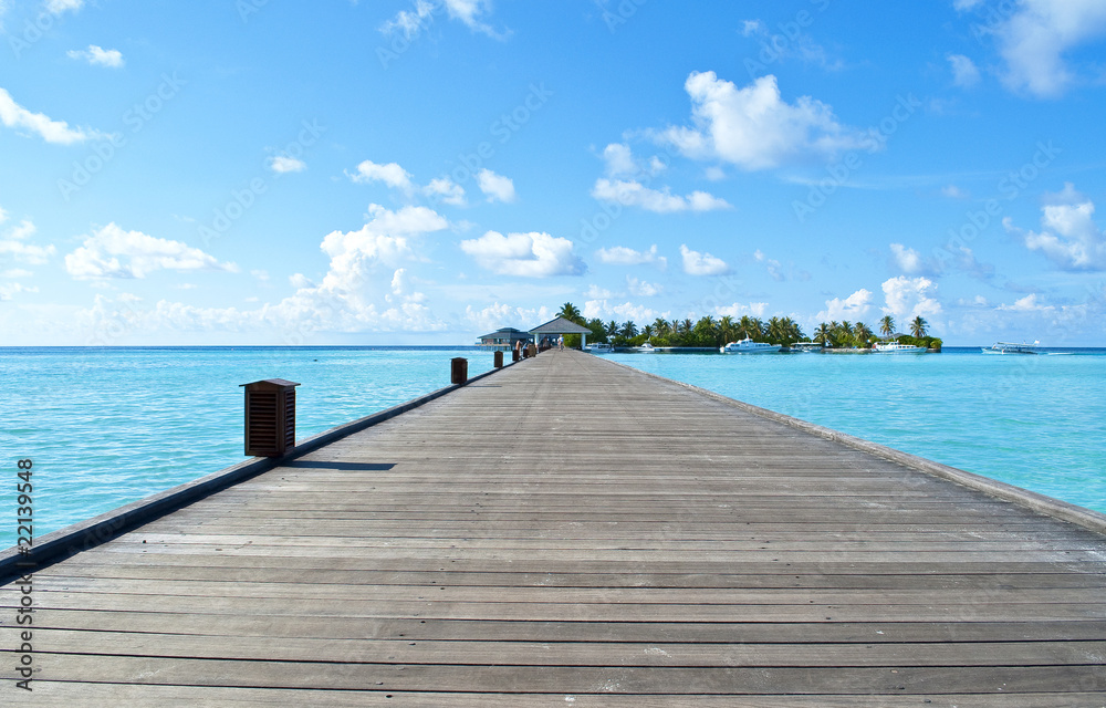 Fototapeta premium Bootssteg aus Holz im indischen Ozean