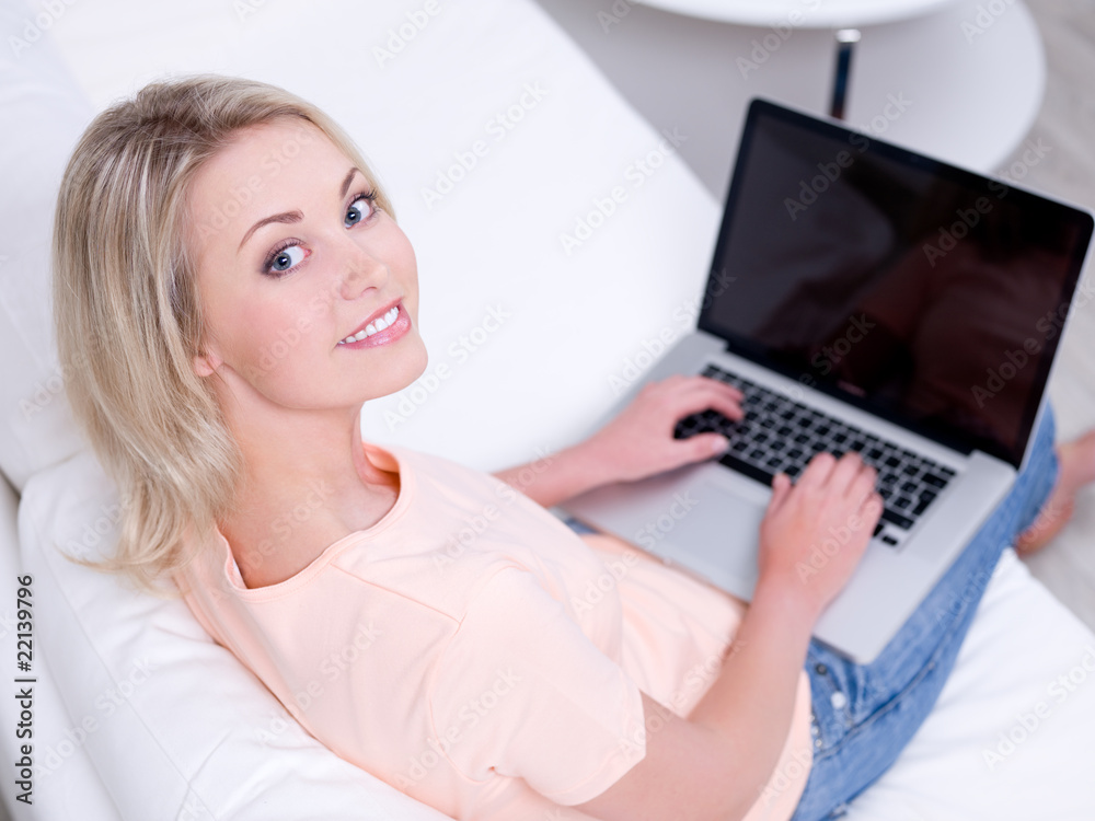 Fototapeta premium Beauty woman with laptop