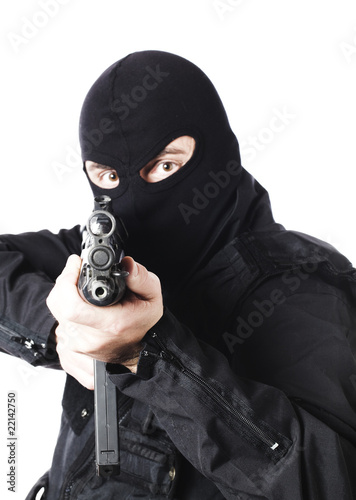 snaper cagoulé visant avec son arme
