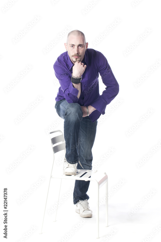 Fototapeta premium jeune homme posé en réflexion,