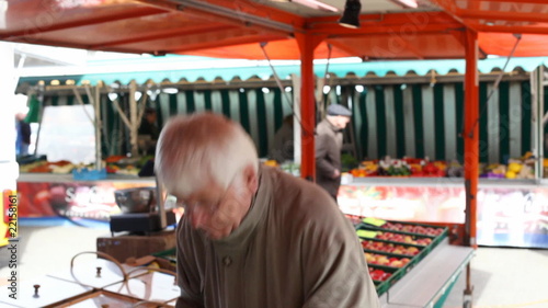 Mann kauft Ananas