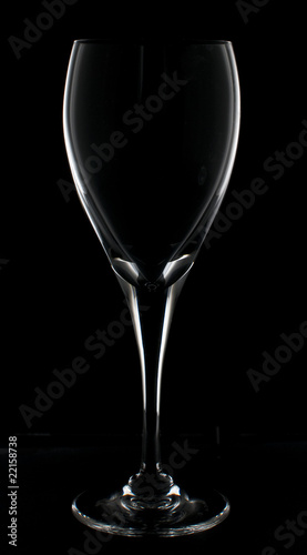 sagoma bicchiere cristallo su sfondo nero © GiDiA