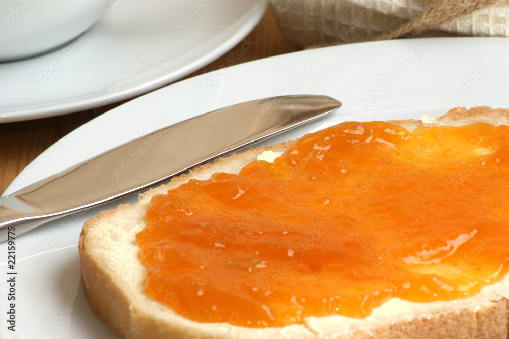 selbst gebackenes Brot mit Pfirsichmarmelade