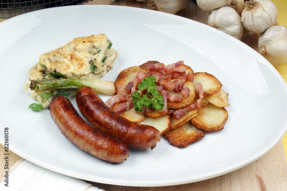 Bratkartoffeln mit Rührei und Bratwurst