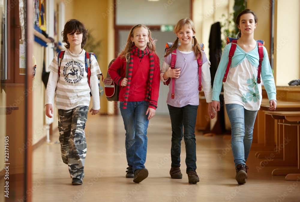 Naklejka premium Gruppe Schulkinder