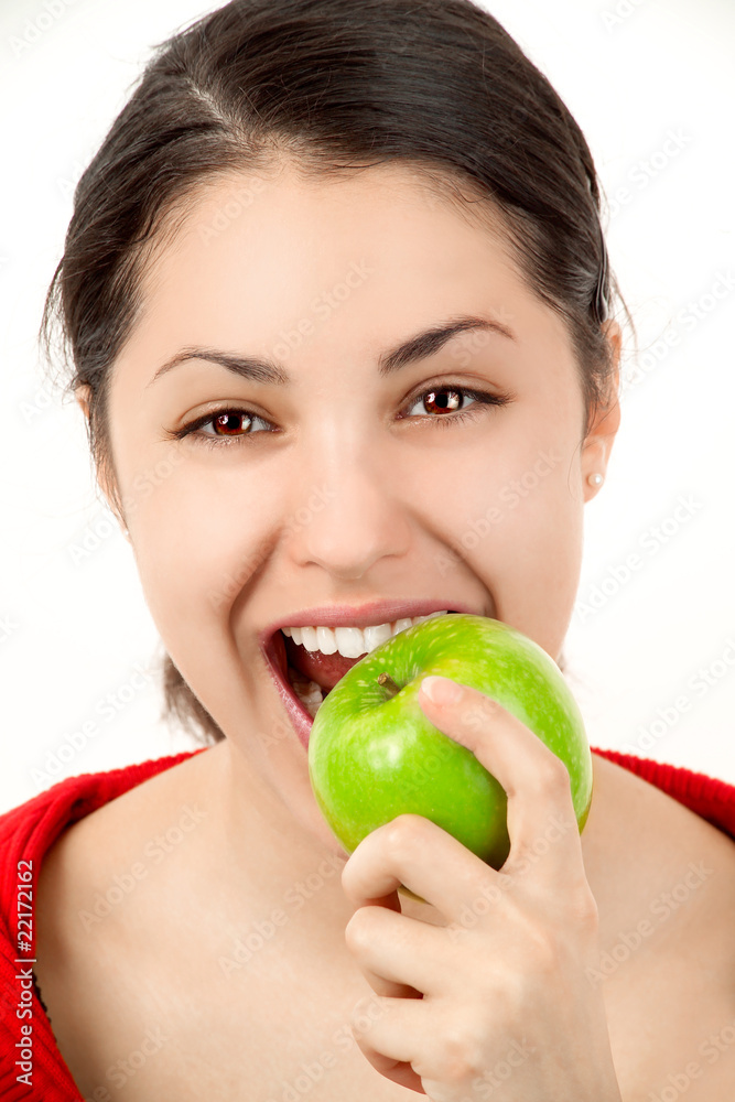 Mädchen beißt in Apfel Mädchen beißt in Apfel