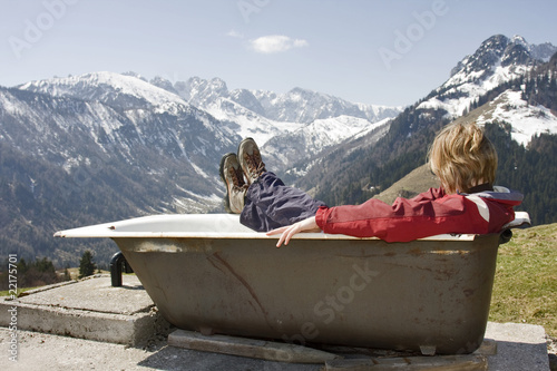 frau in badewanne schaut zu den alpen