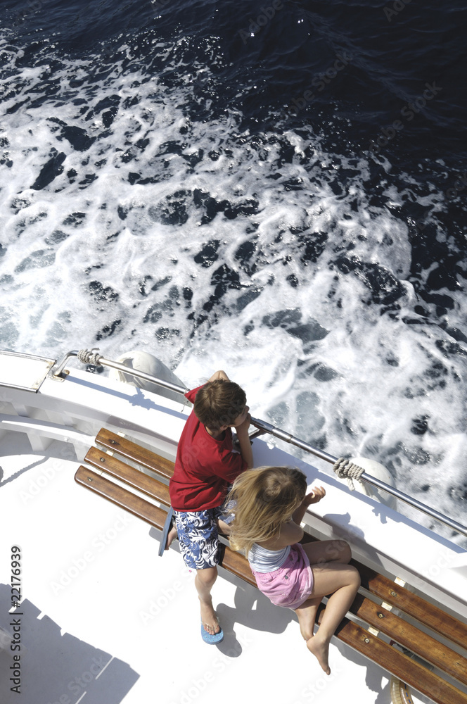 bambini in barca