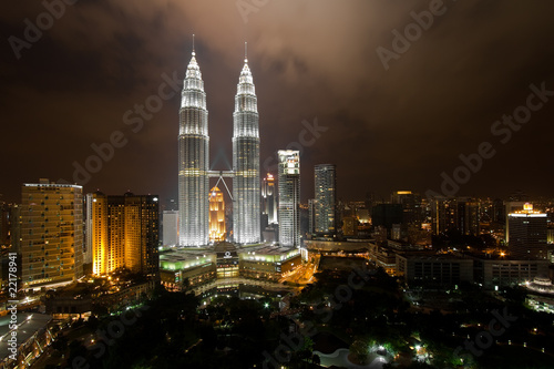 Kuala Lumpur und Petronas Towers bei Nacht photo