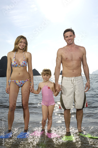 famiglia con le pinne in spiaggia