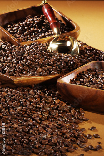 Kaffeebohnen in afrikanischen Schalen Nahaufnahme