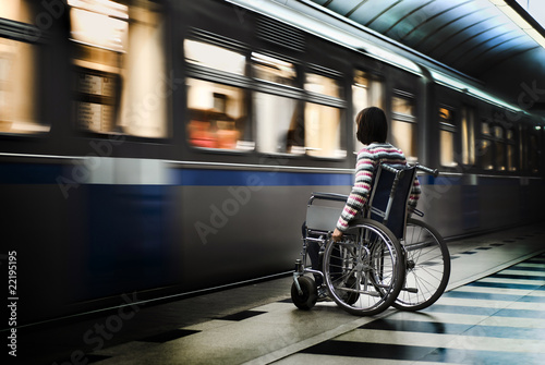 Schilderij op canvas Woman in the wheelchair at the underground station