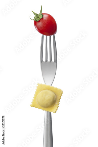 forchetta con raviolo e pomodorino