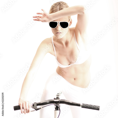 Sportive Frau am Lenker photo