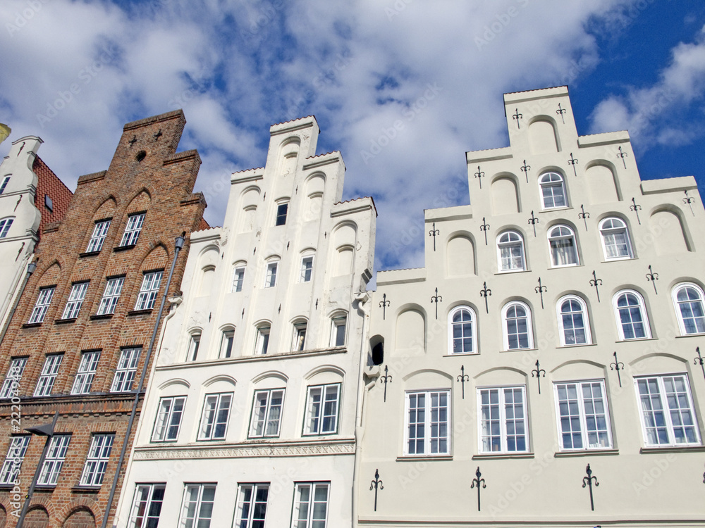 Fototapeta premium Häuser an der Trave in Lübeck