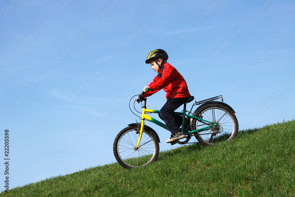 Młody chłopiec zjeżdża na rowerze