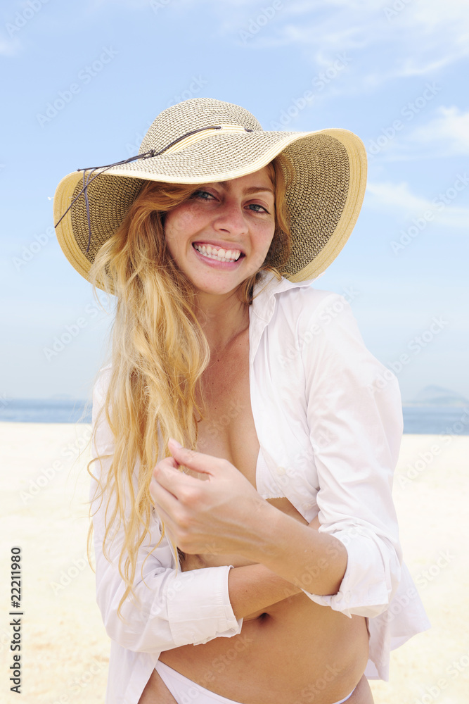 summer fashion: sensual and happy woman on the beach posing
