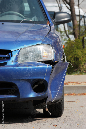 blauer Unfallwagen Ausschnitt hochkant © rotschwarzdesign