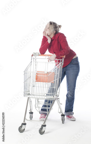 jeune fille au supermarché caddie vide