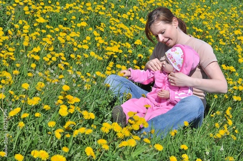 mère et la fille dans le pré photo