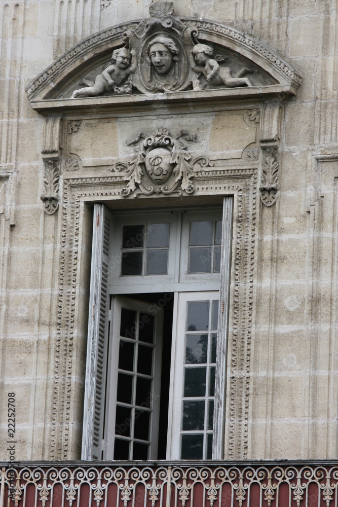Fenêtre surmontée d'un fronton à Libourne (Aquitaine, Gironde)