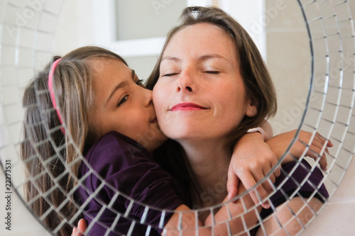 embrasser sa maman devant le miroir photo