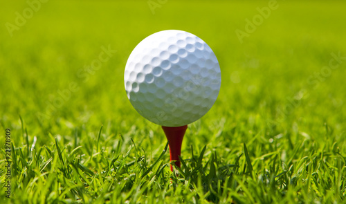 Golfball beim Abschlag