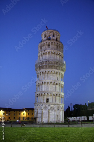 Torre de Pisa al anochecer