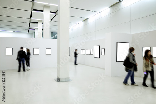 People silhouettes in the museum © Denis Babenko