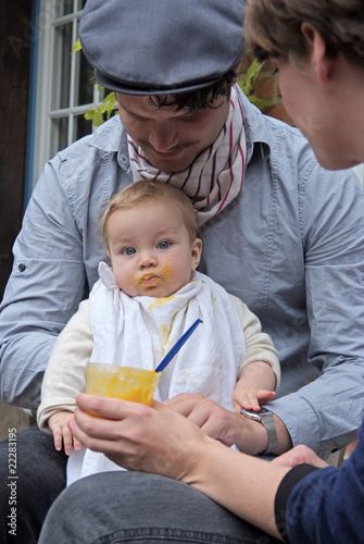 Vater mit kleiner Tochter, wird gefüttert