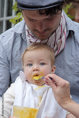 Vater mit kleiner Tochter, wird gefüttert