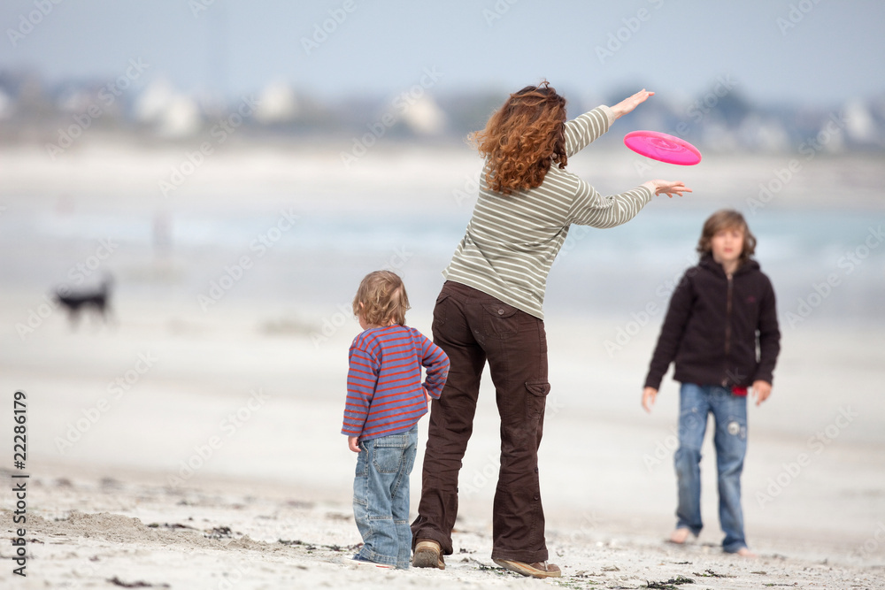 famille jeu plage détente amuser frisbee enfant maman jouer mer Stock Photo