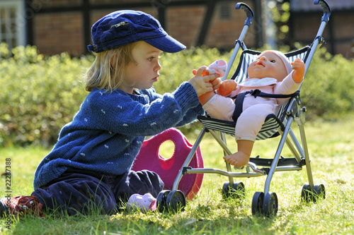 junges Mädchen spielt mit Puppe, Kleinkind, 2 Jahre alt photo