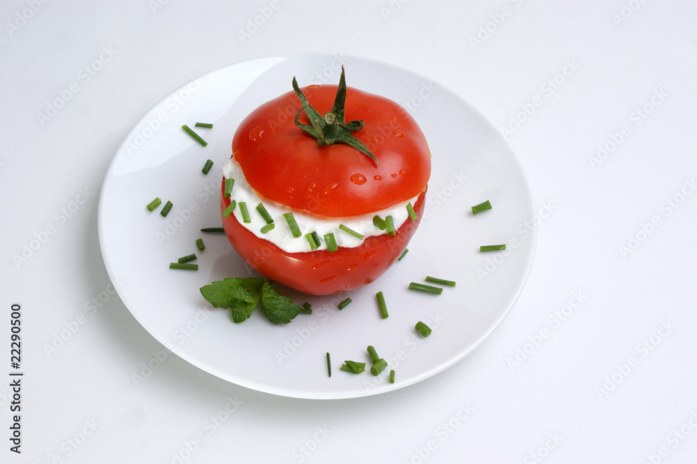 geteilte Tomate mit Frischkäse und Dill geteilte Tomate mit Frischkäse und Dill