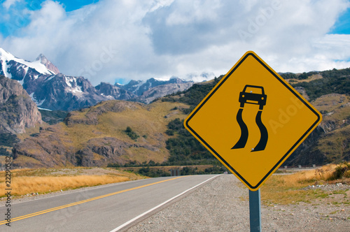 Canvas Print slippery when wet warning road sign