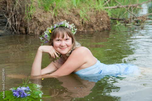 Fototapeta Naklejka Na Ścianę i Meble -  girl  in river