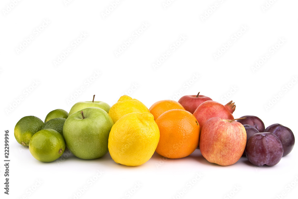 Bunte Früchte isoliert auf weißem Hintergrund Bunte Früchte isoliert auf weißem Hintergrund
